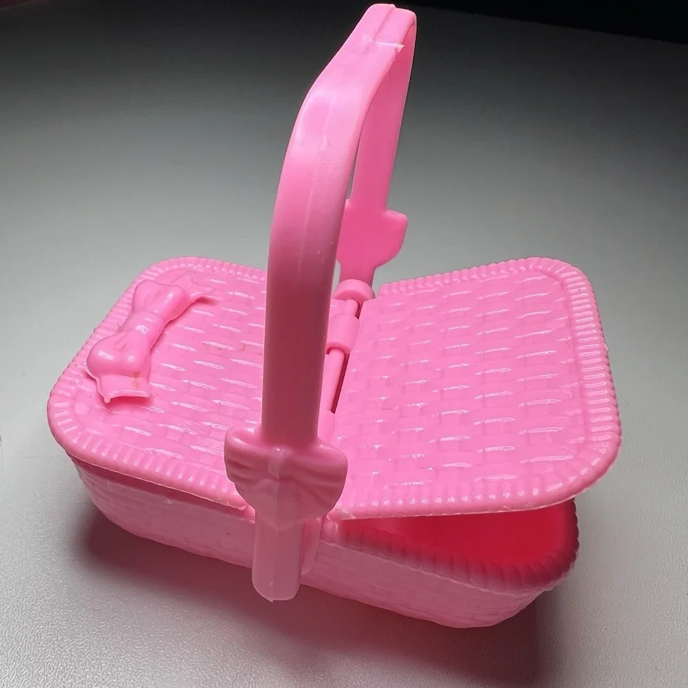 Vintage 1995 Mattel Barbie Nibbles Horse Pink Weaved Picnic Basket Accessory‎